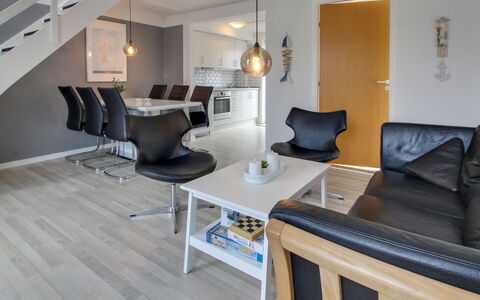 Raine - 2.3Km from the Sea: Appartement, Ombre, Balcon, Chaise, Clôture, Mobilier De Jardin, Aluminium, Gazon Artificiel