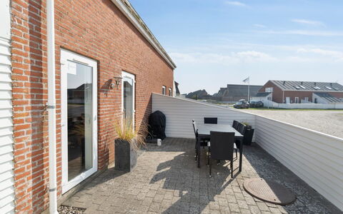 Byriel - 2.3Km from the Sea: Domicile, Chalet, Porche, Dur, Siding, Plate-Forme, Ombre, Planche, Biens, Batiments Jardin