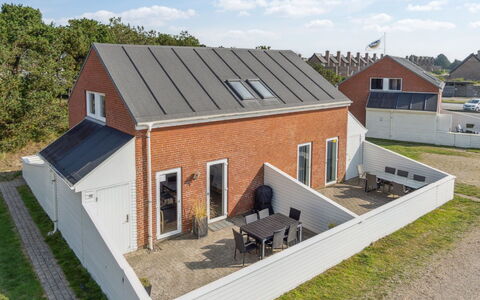 Byriel - 2.3Km from the Sea: Bâtiment, Maison, Fenêtre, Domicile, Toit, Zone Résidentielle, Arbuste, Chalet, Lot Terre