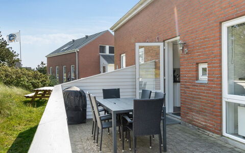 Byriel - 2.3Km from the Sea: Bâtiment, Maison, Fenêtre, Domicile, Toit, Zone Résidentielle, Arbuste, Chalet, Lot Terre