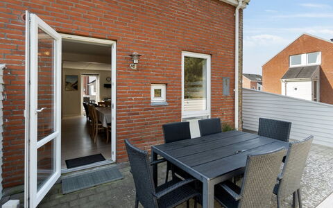 Byriel - 2.3Km from the Sea: Bâtiment, Maison, Fenêtre, Domicile, Toit, Zone Résidentielle, Arbuste, Chalet, Lot Terre