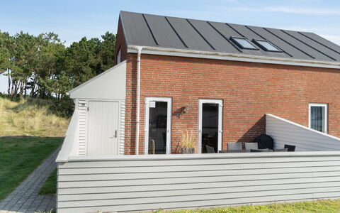 Byriel - 2.3Km from the Sea: Bâtiment, Maison, Fenêtre, Domicile, Toit, Zone Résidentielle, Arbuste, Chalet, Lot Terre