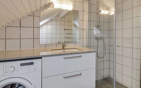 Daya - 2.3Km from the Sea: Sol, Luminaire Plomberie, Sol, Design Intérieur, Évier, Armoire De Toilette, Robinet, Plafond, Salle De Bains, Plomberie