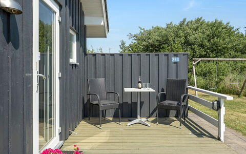 Chrisse - 550M from the Sea: Meubles, Table, Mobilier De Jardin, Tableau De Plein Air, Chaise, Tache De Bois, Ombre, Arrière-Cour, Chalet, Table Cuisine Et Salle A Manger