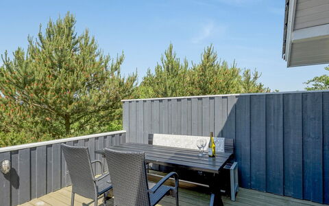 Chrisse - 550M from the Sea: Meubles, Table, Mobilier De Jardin, Tableau De Plein Air, Chaise, Tache De Bois, Ombre, Arrière-Cour, Chalet, Table Cuisine Et Salle A Manger