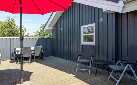 Chrisse - 550M from the Sea: Meubles, Table, Mobilier De Jardin, Tableau De Plein Air, Chaise, Tache De Bois, Ombre, Arrière-Cour, Chalet, Table Cuisine Et Salle A Manger