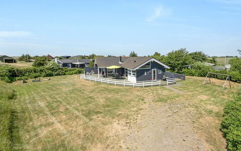 Chrisse - 550M from the Sea: Meubles, Table, Mobilier De Jardin, Tableau De Plein Air, Chaise, Tache De Bois, Ombre, Arrière-Cour, Chalet, Table Cuisine Et Salle A Manger