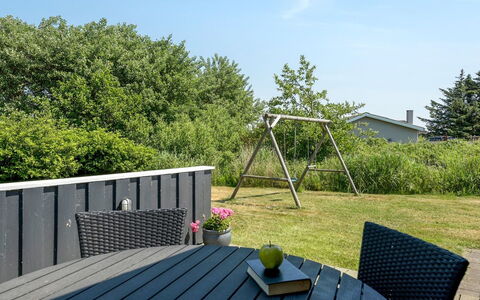 Chrisse - 550M from the Sea: Meubles, Table, Mobilier De Jardin, Tableau De Plein Air, Chaise, Tache De Bois, Ombre, Arrière-Cour, Chalet, Table Cuisine Et Salle A Manger