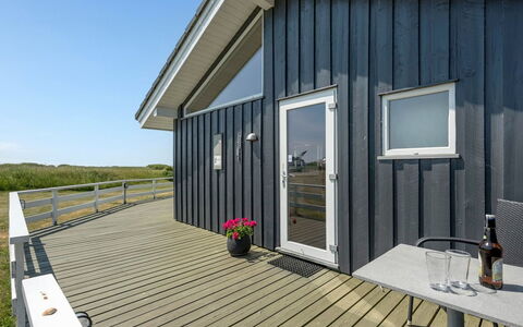 Chrisse - 550M from the Sea: Meubles, Table, Mobilier De Jardin, Tableau De Plein Air, Chaise, Tache De Bois, Ombre, Arrière-Cour, Chalet, Table Cuisine Et Salle A Manger