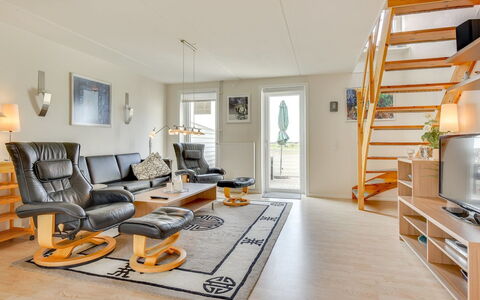 Helvig - 2.3Km from the Sea: Sol, Meubles, Design Intérieur, Bois, Sol, Plafond, Salon, Appartement, Canapé, Pièce
