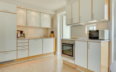Helvig - 2.3Km from the Sea: Sol, Bois, Design Intérieur, Sol, Cuisine, Appareil De Cuisine, Plafond, Comptoir, Principaux Appliance, Pièce