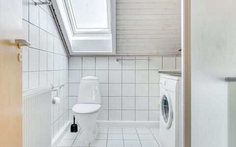 Helvig - 2.3Km from the Sea: Sol, Sol, Luminaire Plomberie, Plafond, Design Intérieur, Salle De Bains, Tuile, Plomberie, Toilette