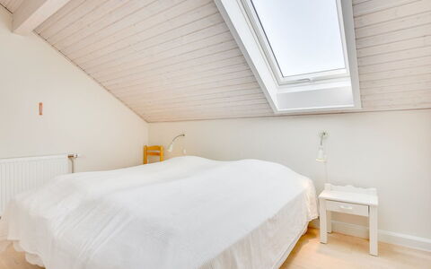 Helvig - 2.3Km from the Sea: Sol, Sol, Bois, Design Intérieur, Chambre, Plafond, Lit, Parquet, Linge, Drap De Lit