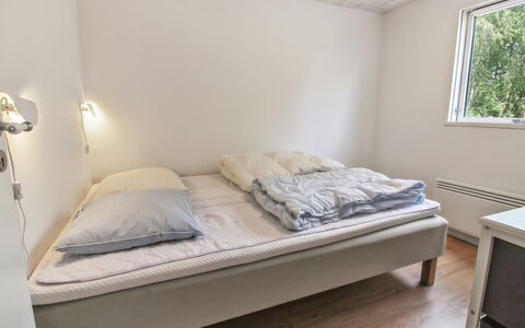 Kabbi - 2.6Km from the Sea: Sol, Sol, Chambre, Bois, Lit, Design Intérieur, Drap De Lit, Meubles, Literie, Cadre De Lit