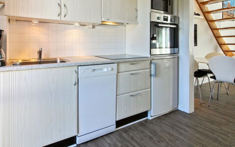 Mahena - 2.3Km from the Sea: Cuisine, Appareil De Cuisine, Sol, Comptoir, Meubles, Principaux Appliance, Bois, Sol, Design Intérieur, Cabinetry