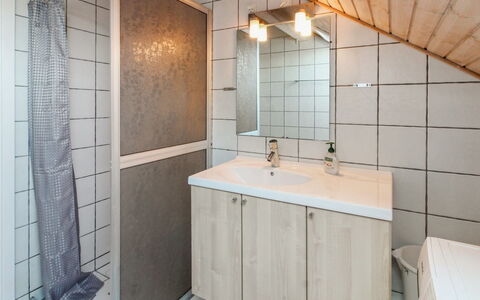 Mahena - 2.3Km from the Sea: Sol, Luminaire Plomberie, Sol, Mur, Design Intérieur, Évier, Lavabo, Bois, Salle De Bains, Plafond