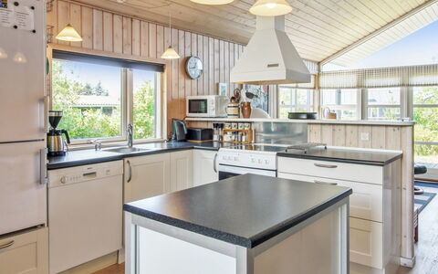 Fides - 600M from the Sea: Cuisine, Comptoir, Appareil De Cuisine, Design Intérieur, Bois, Plafond, Cabinetry, Meubles, Luminaire, Principaux Appliance