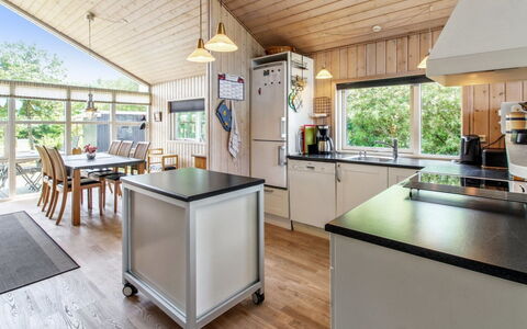 Fides - 600M from the Sea: Bois, Plafond, Design Intérieur, Cuisine, Meubles, Sol, Domicile, Luminaire, Comptoir, Pièce