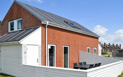 Tinna - 2.3Km from the Sea: Bâtiment, Maison, Fenêtre, Domicile, Toit, Zone Résidentielle, Arbuste, Chalet, Lot Terre