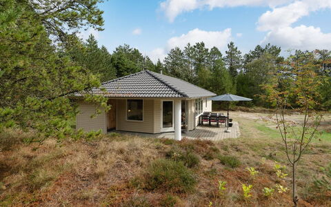 Micke - 3.2Km from the Sea: Arbuste, Design Urbain, Couverture De Sol, Brique, Appartement, Biens, Brickwork, Balcon, Aménagement Paysager