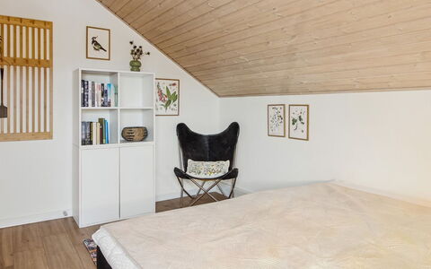 Jasna - 2.3Km from the Sea: Meubles, Design Intérieur, Mur, Sol, Sol, Lit, Bois, Chambre, Plafond, Pièce