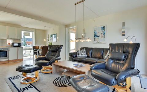 Jovanka - 2.3Km from the Sea: Meubles, Design Intérieur, Sol, Bois, Sol, Salon, Canapé, Plafond, Pièce, Chaise
