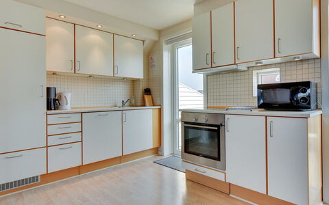 Jovanka - 2.3Km from the Sea: Sol, Bois, Sol, Design Intérieur, Cuisine, Appareil De Cuisine, Principaux Appliance, Comptoir, Plafond, Parquet