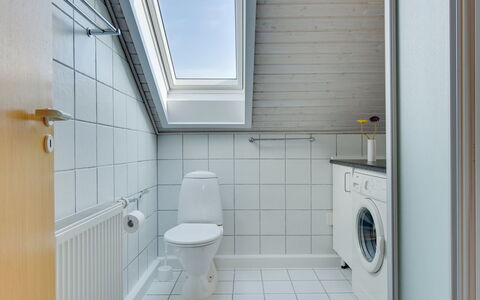 Jovanka - 2.3Km from the Sea: Sol, Sol, Luminaire Plomberie, Design Intérieur, Plafond, Salle De Bains, Plomberie, Tuile, Toilette, Robinet