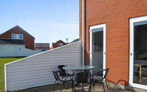 Gaida - 2.3Km from the Sea: Brique, Composite, Mobilier De Jardin, Siding, Brickwork, Porte, Chaise, Tableau De Plein Air, Tache De Bois
