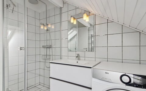 Gaida - 2.3Km from the Sea: Sol, Design Intérieur, Sol, Luminaire Plomberie, Plafond, Salle De Bains, Évier, Plomberie, Robinet, Armoire De Toilette