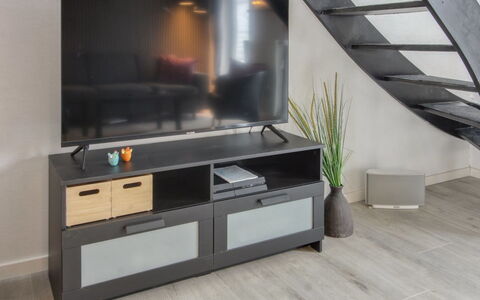 Gaida - 2.3Km from the Sea: Plafond, Sol, Design Intérieur, Sol, Composite, Meubles, Recours, Hôtel, Conception, Daylighting