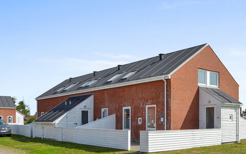 Gaida - 2.3Km from the Sea: Toit, Chalet, Pente, Brickwork, Brique, Cheminée, Allée, Siding, Daylighting