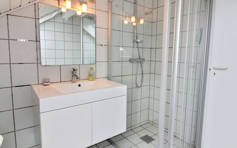 Anelia - 2.3Km from the Sea: Sol, Luminaire Plomberie, Sol, Design Intérieur, Plomberie, Salle De Bains, Robinet, Tuile, Plafond, Composite