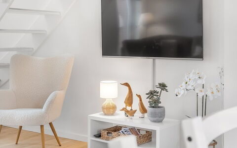 Anelia - 2.3Km from the Sea: Meubles, Design Intérieur, Télévision, Appareil Électronique, Téléviseur, Salon, Sol, Domicile, Sol