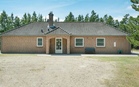 Arletty - 1Km from the Sea: Maison, Chalet, Toit, Batiments Jardin, Ombre, Cabanon, Arrière-Cour, Mobilier De Jardin, Cour, Pelouse