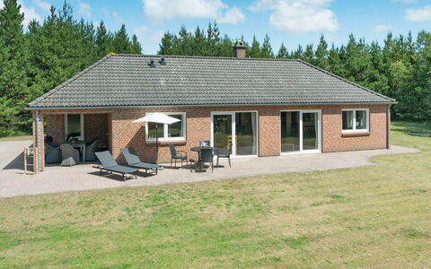 Arletty - 1Km from the Sea: Maison, Chalet, Toit, Batiments Jardin, Ombre, Cabanon, Arrière-Cour, Mobilier De Jardin, Cour, Pelouse