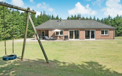 Arletty - 1Km from the Sea: Maison, Chalet, Toit, Batiments Jardin, Ombre, Cabanon, Arrière-Cour, Mobilier De Jardin, Cour, Pelouse