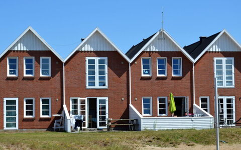 Lynne - 2.3Km from the Sea: Fenêtre, Façade, Domicile, Maison, Zone Résidentielle, Chalet, Siding, Fenêtre À Guillotine, Biens, Pelouse