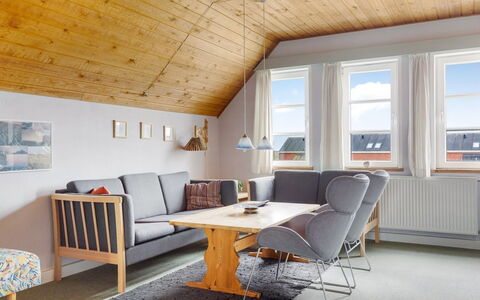 Lynne - 2.3Km from the Sea: Meubles, Sol, Design Intérieur, Sol, Bois, Chaise, Table, Pièce, Parquet, Salon
