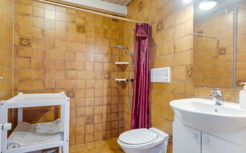 Lynne - 2.3Km from the Sea: Sol, Sol, Design Intérieur, Luminaire Plomberie, Pièce, Plafond, Salle De Bains, Plomberie, Évier, Robinet
