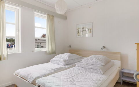 Lynne - 2.3Km from the Sea: Lit, Chambre, Sol, Design Intérieur, Literie, Bois, Meubles, Drap De Lit, Sol, Plafond