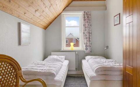 Lynne - 2.3Km from the Sea: Chambre, Lit, Bois, Literie, Drap De Lit, Sol, Design Intérieur, Cadre De Lit, Sol, Plafond