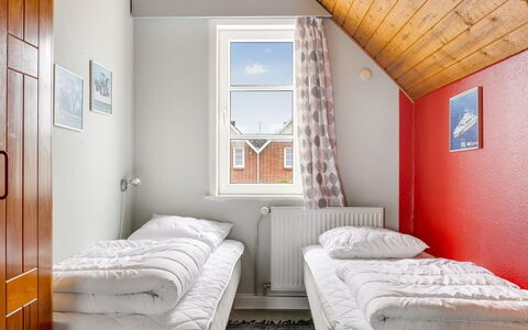 Lynne - 2.3Km from the Sea: Bois, Chambre, Maison, Domicile, Lit, Literie, Drap De Lit, Linge, Cadre De Lit, Gelé