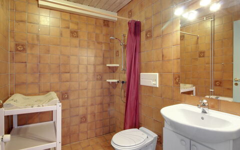Lynne - 2.3Km from the Sea: Lavabo, Salle De Bains, Sol, Luminaire Plomberie, Design Intérieur, Sol, Mur, Évier, Pièce, Robinet