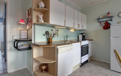 Lynne - 2.3Km from the Sea