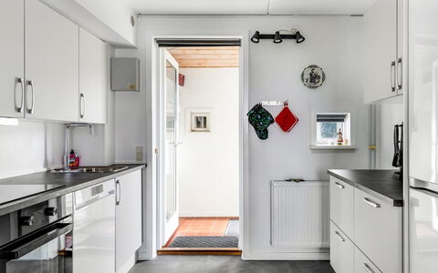 Sighwald - 2.3Km from the Sea: Appareil De Cuisine, Cuisine, Comptoir, Principaux Appliance, Sol, Cabinetry, Électroménager, Bois, Design Intérieur, Meubles