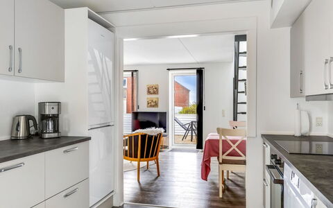 Sighwald - 2.3Km from the Sea: Sol, Design Intérieur, Meubles, Bois, Cuisine, Sol, Comptoir, Plafond, Appareil De Cuisine, Parquet