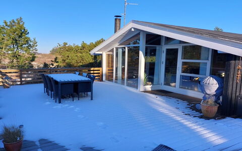 Elgin - 1.8Km from the Sea: Bois, Domicile, Porte, Chalet, Porche, Ombre, Chaise, Cour, Dur, Daylighting