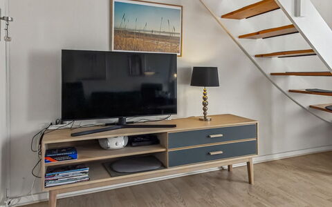 Nayana - 2.3Km from the Sea: Meubles, Sol, Sol, Design Intérieur, Salon, Tiroir, Cabinetry, Parquet, Rayonnage, Tache De Bois