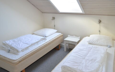 Nayana - 2.3Km from the Sea: Lit, Chambre, Sol, Design Intérieur, Drap De Lit, Bois, Literie, Sol, Plafond, Meubles
